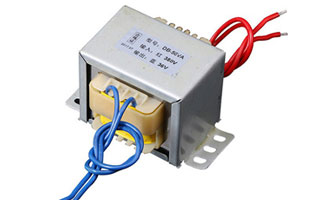 電源變壓器是用電磁感應原理工作的，變壓器有兩組線(xiàn)圈。初級線(xiàn)圈和次級線(xiàn)圈。次級線(xiàn)圈在初級線(xiàn)圈外邊。當初級線(xiàn)圈通上交流電時(shí)，變壓器鐵芯產(chǎn)生交變磁場(chǎng)，次級線(xiàn)圈就產(chǎn)生感應電動(dòng)勢。變壓器的線(xiàn)圈的匝數比等于電壓比。例如：初級線(xiàn)圈是500匝，次級線(xiàn)圈是250匝，初級通上220V交流電，次級電壓就是110V。那如何識別電源變壓器好壞？